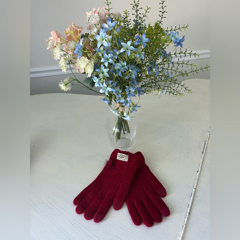 UGG Burgundy Knit Gloves